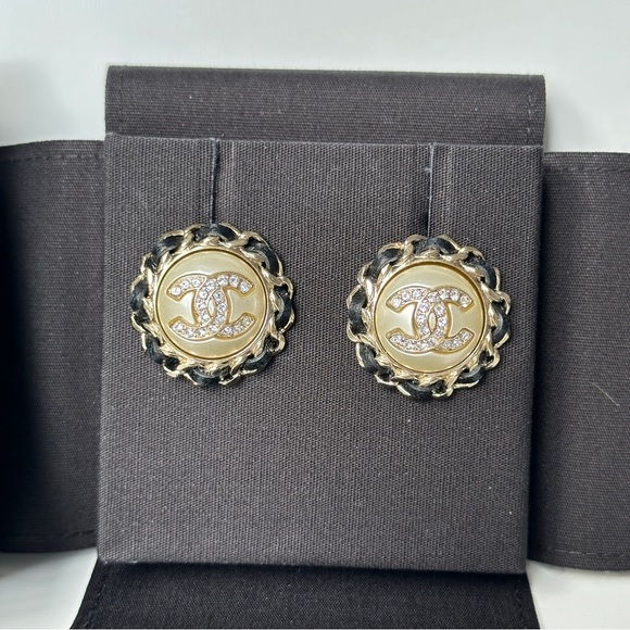 2021K CHANEL GOLD CC LOGO ROUND PEARL AND BLACK LEATHER INTERWOVEN STUD EARRINGS - Picture 14 of 15